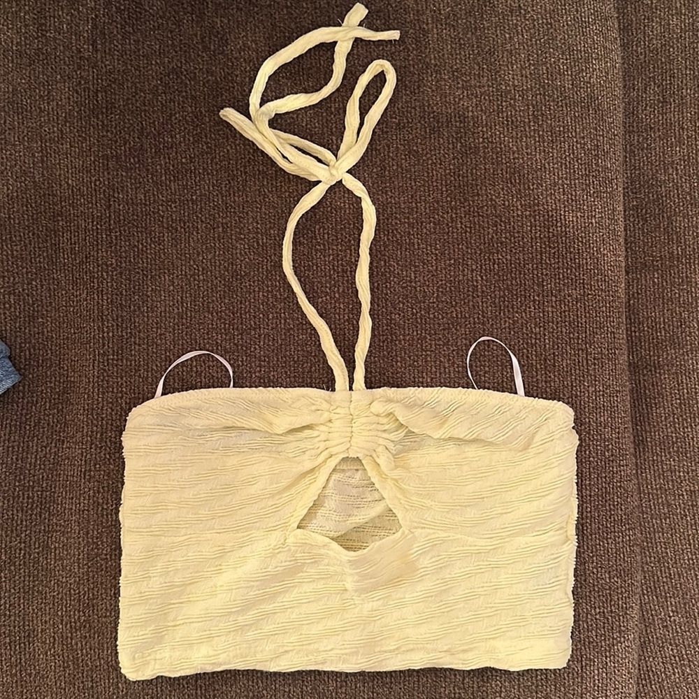 Pale yellow cute summer crop halter top 💛 basically brand new only worn once.